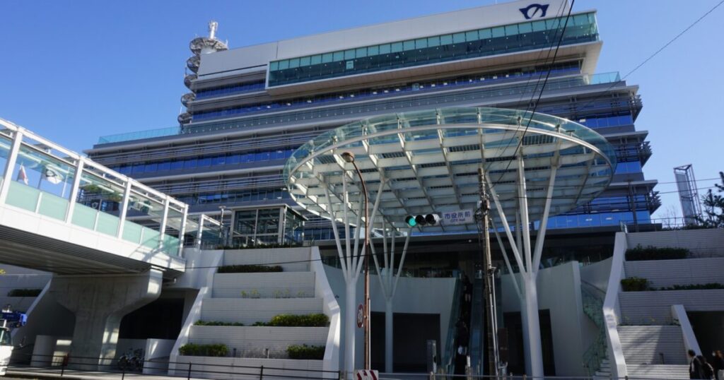 藤沢市役所の近代的な建物外観