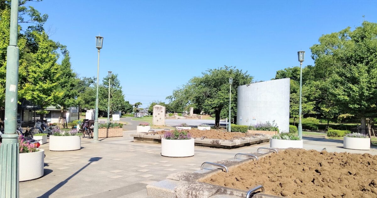 引地川親水公園の広場とモニュメントのある風景