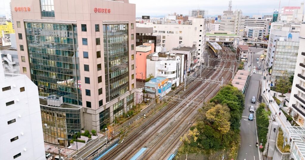 藤沢駅周辺の鉄道と高層ビル街の俯瞰風景