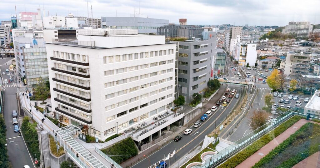 藤沢市街のオフィスビル群と市街地の景色