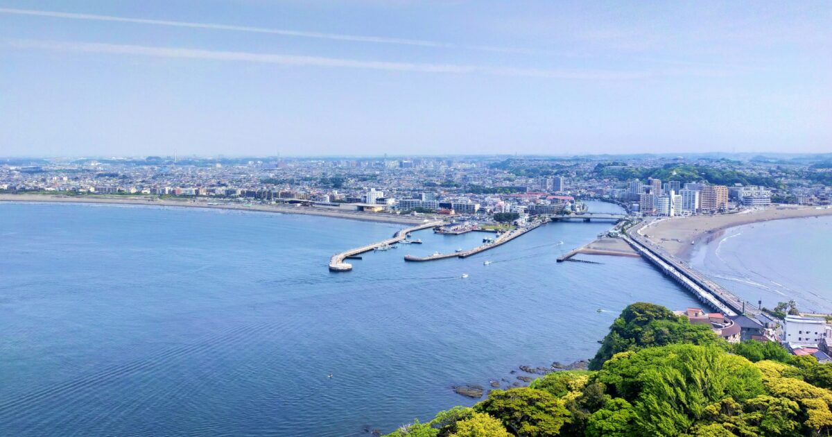 江の島から望む湘南海岸と藤沢市街の全景