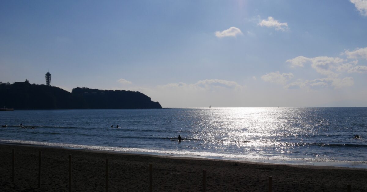 江ノ島と夕日に輝く湘南の海岸風景