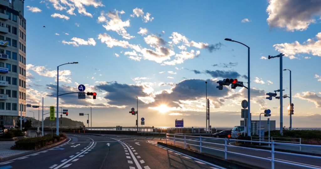 夕焼けに染まる湘南海岸沿いの交差点と空