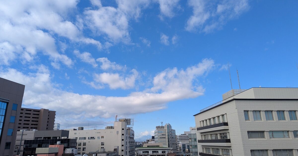 藤沢市街と青空に広がる雲の風景