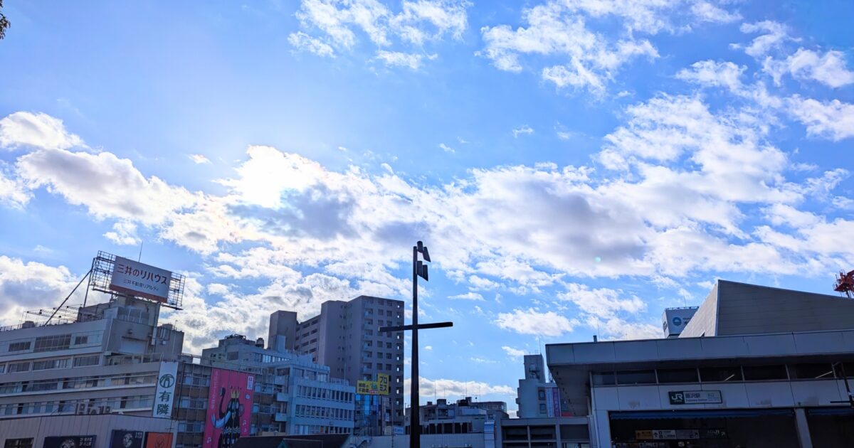 藤沢駅北口と空に広がる雲と太陽の光景