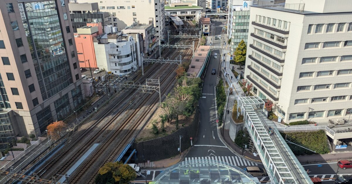 藤沢駅周辺の鉄道路線とペデストリアンデッキの俯瞰風景