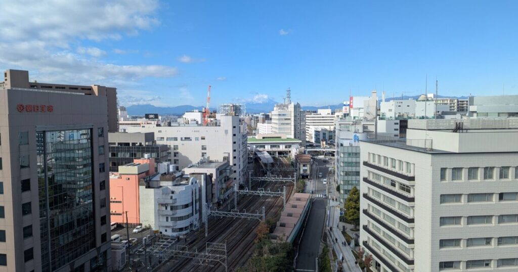 藤沢駅周辺の街並みと青空に広がるビル群の俯瞰風景