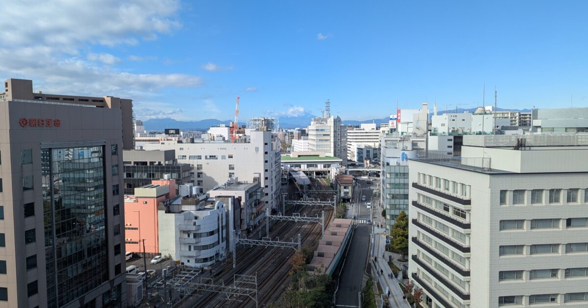 藤沢駅周辺の街並みと青空に広がるビル群の俯瞰風景