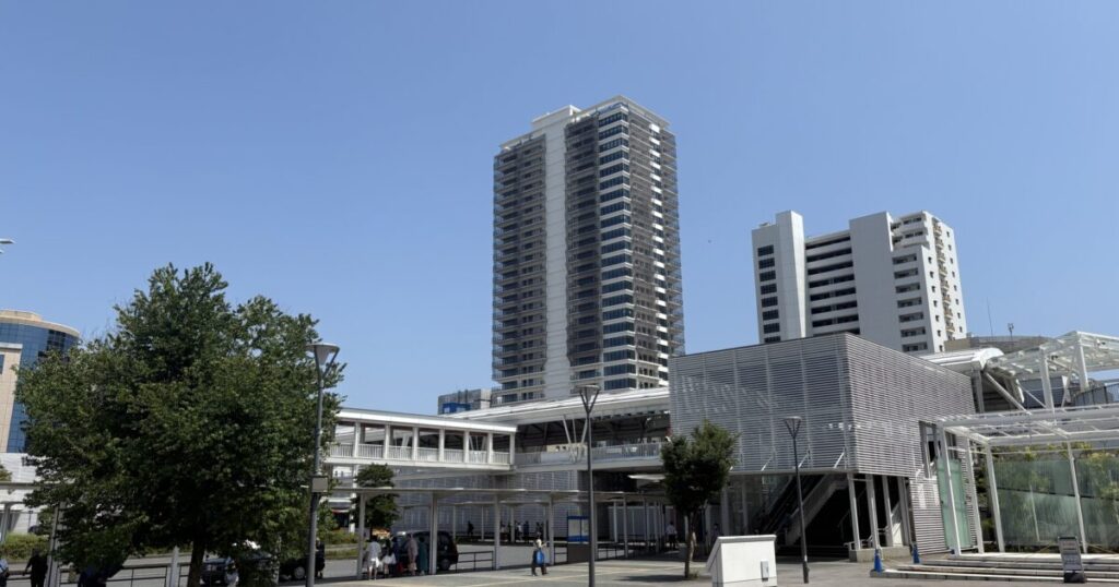テラスモール湘南前と高層マンションが並ぶ辻堂駅周辺