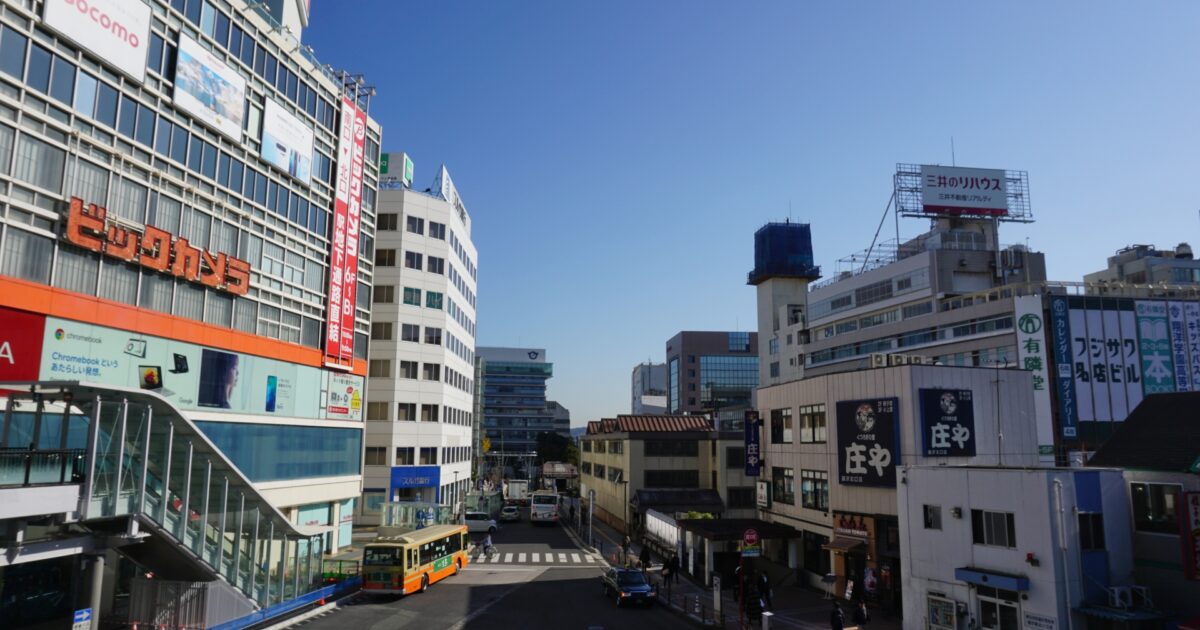 藤沢駅周辺のバスロータリーと商業ビル群