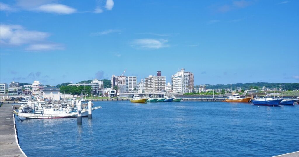 藤沢の漁港と海に浮かぶ複数の船舶