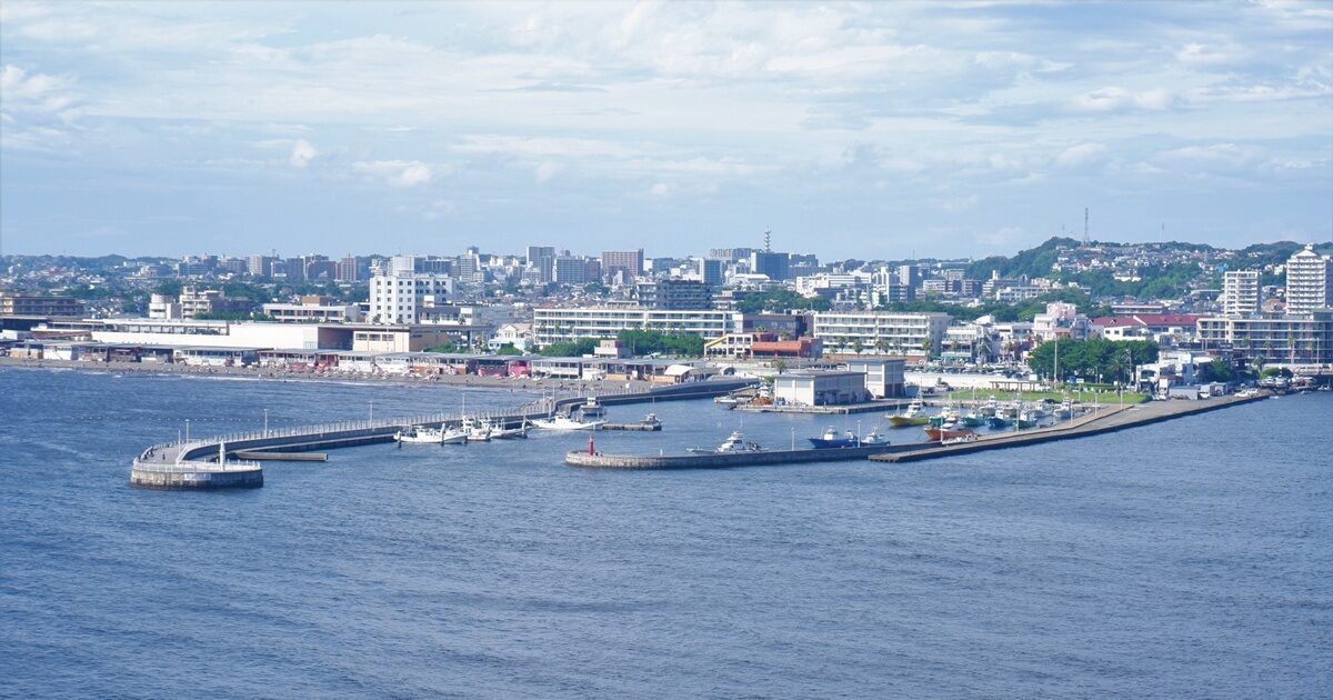 展望台から見た藤沢市の港と街並みの全景