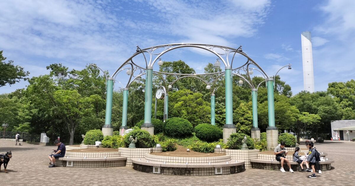 相模原麻溝公園の中央広場とモニュメント