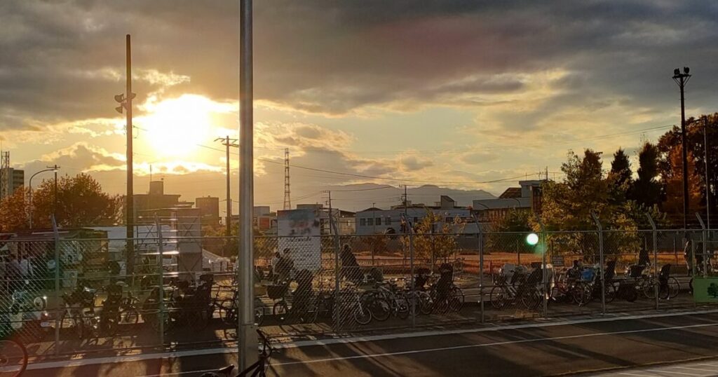 夕日が差し込む相模原の駐輪場と街並み