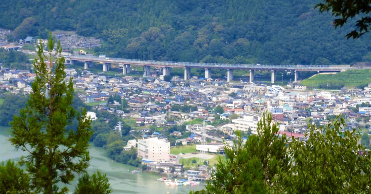 津久井湖と相模原の山間に広がる住宅地