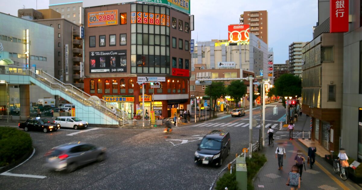 相模原駅前の夕方の街並みと交通風景