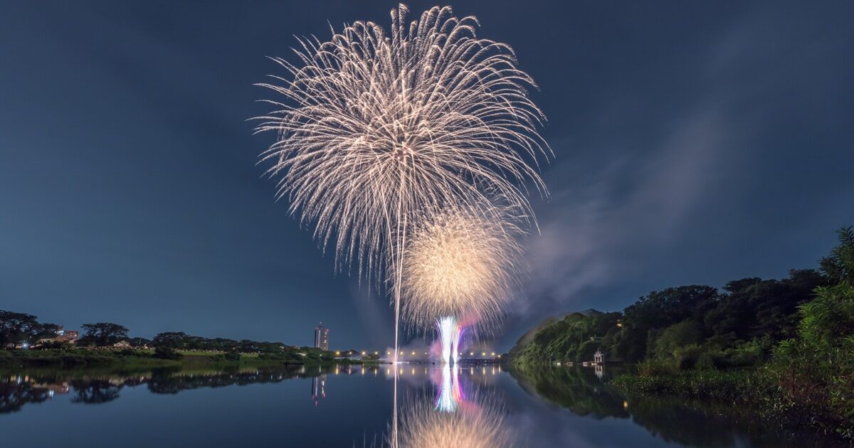 相模川沿いで打ち上げられる夜空の花火大会