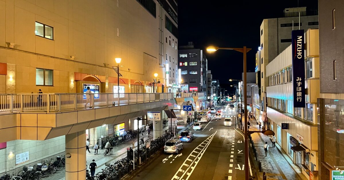 夜の相模原駅前通りとみずほ銀行の街並み