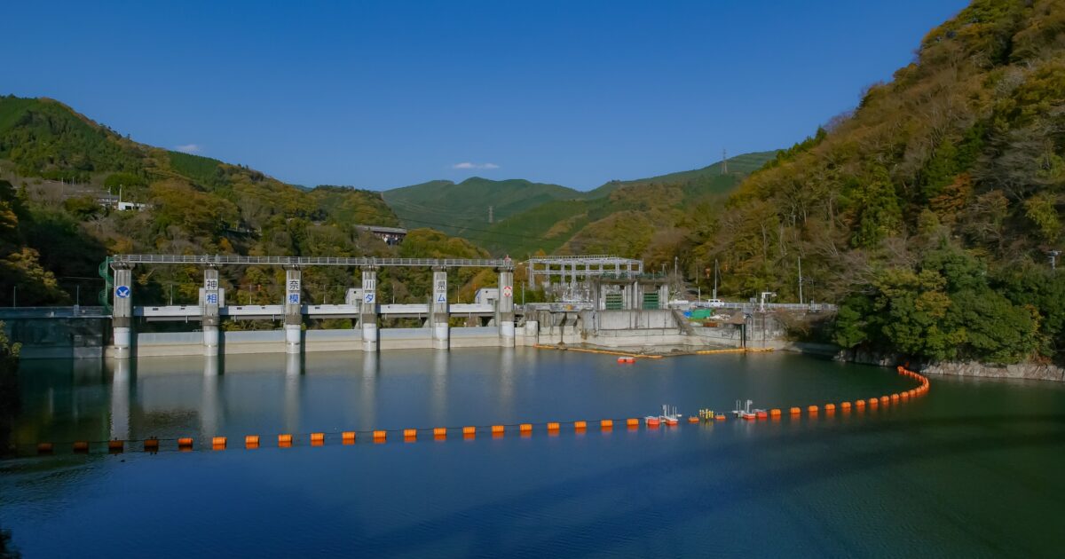 宮ヶ瀬ダムと山々に囲まれた湖の景観