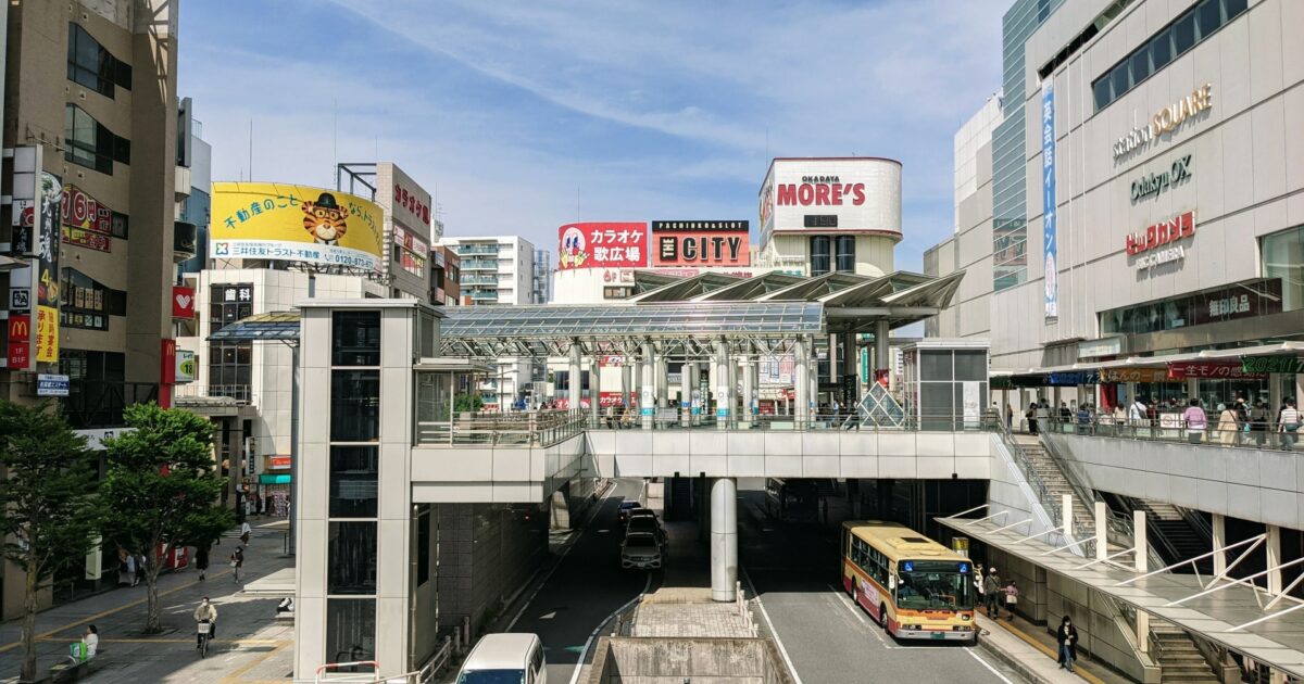 相模大野駅北口のバスロータリーと駅前商業施設