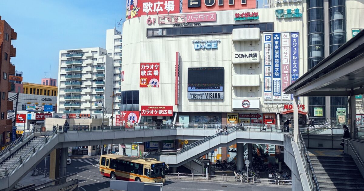 相模大野駅南口周辺の商業ビルと歩行者デッキ