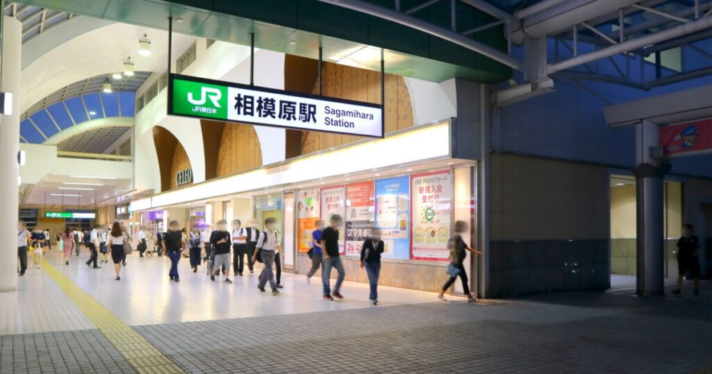 JR相模原駅の改札口と人々の様子