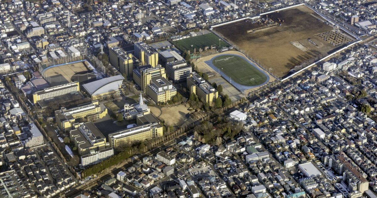 相模原市の大学キャンパスと住宅街の航空写真