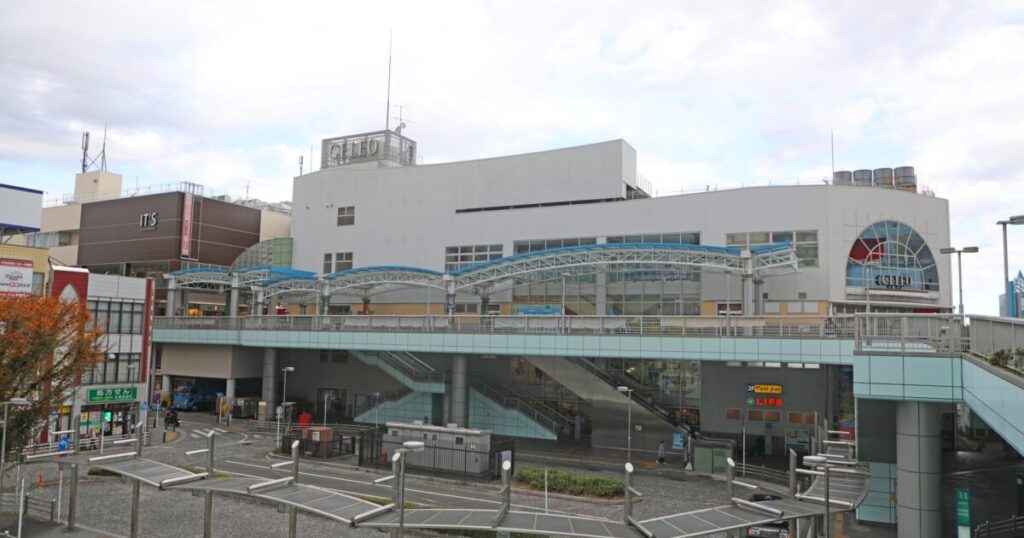 相模原駅北口のペデストリアンデッキと商業施設