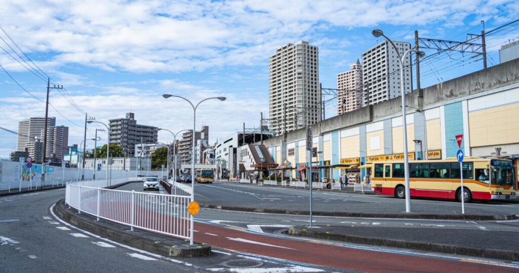橋本駅北口ロータリーと高層マンション群