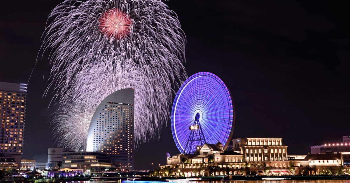 横浜みなとみらいの夜景と花火と観覧車