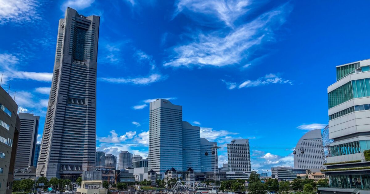 横浜エアキャビンとランドマークタワーのある街並み