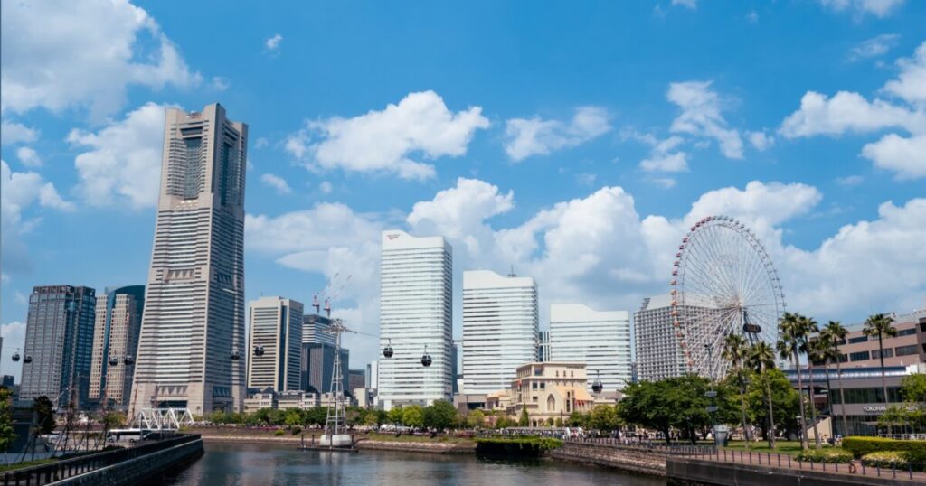 横浜みなとみらいの高層ビルと観覧車とロープウェイ