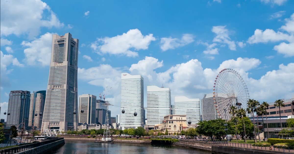 横浜みなとみらいの高層ビルと観覧車とロープウェイ