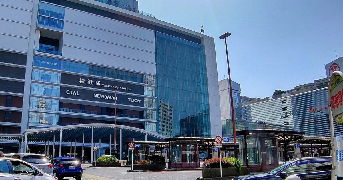 横浜駅西口の駅ビルとバスターミナルの風景