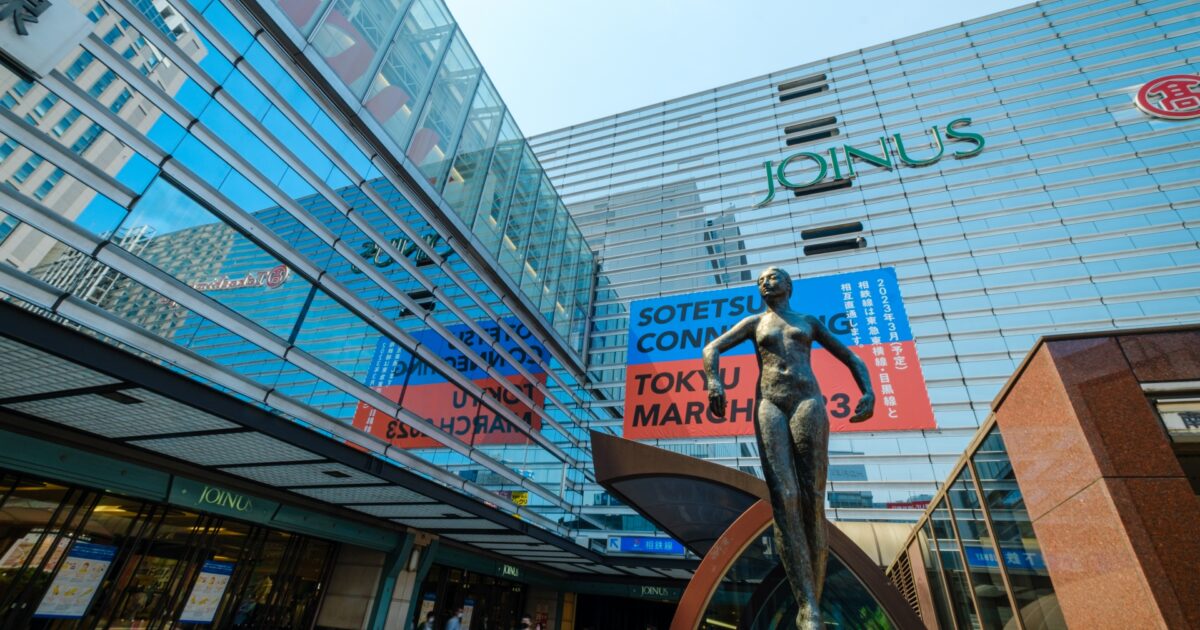 横浜駅ジョイナス入口と女性像モニュメント