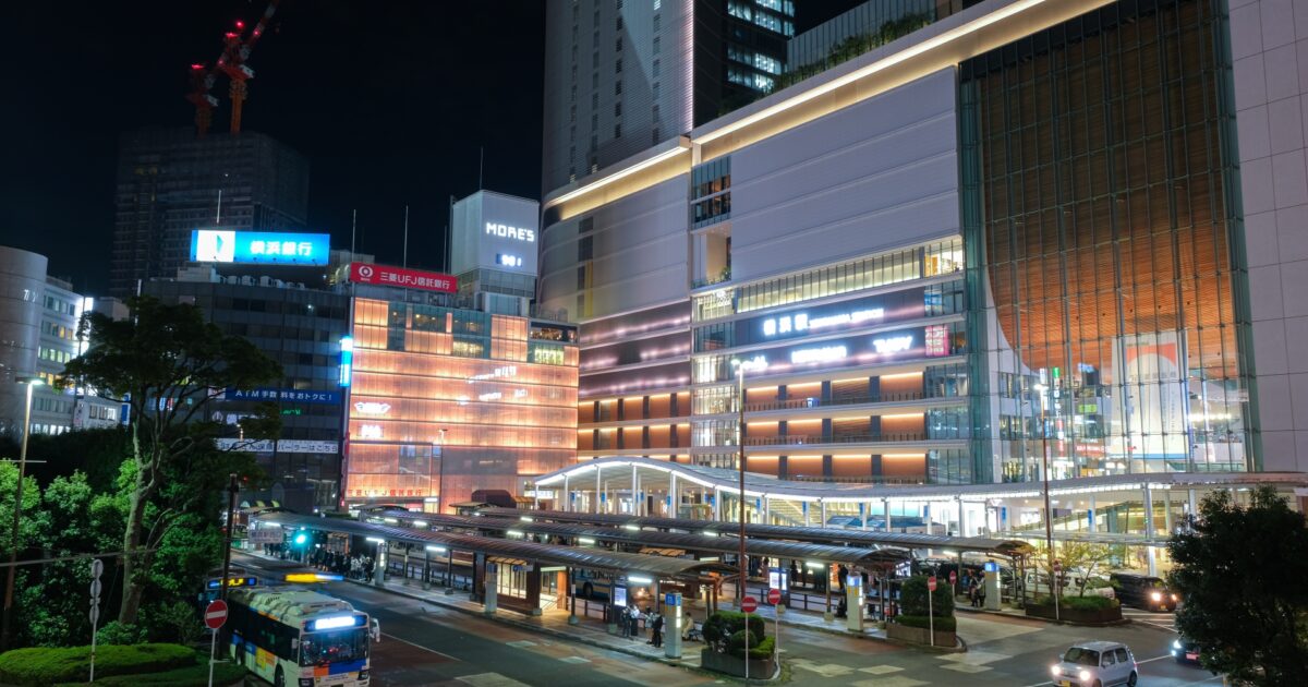夜の横浜駅西口とライトアップされた駅ビル