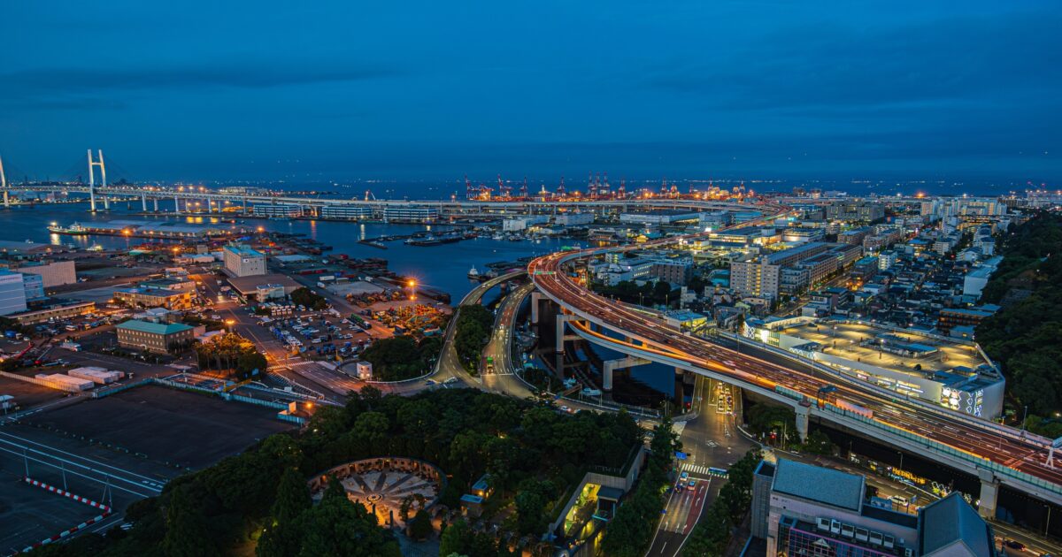夜景の横浜ベイブリッジと湾岸エリアの工業地帯