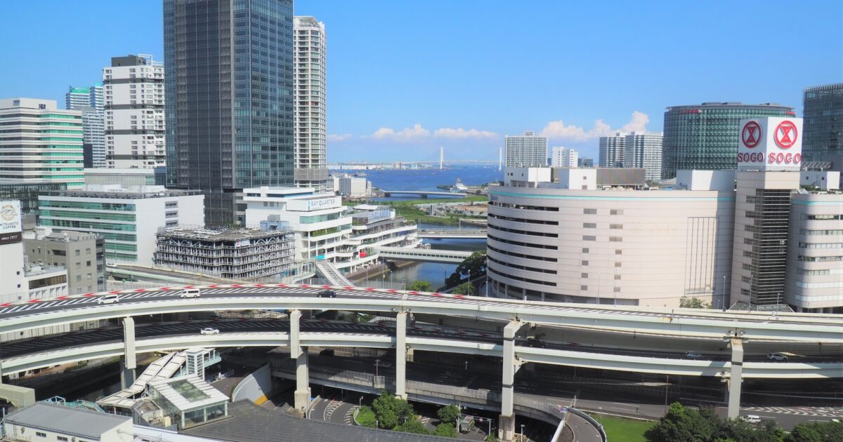 横浜駅の看板と構内の様子