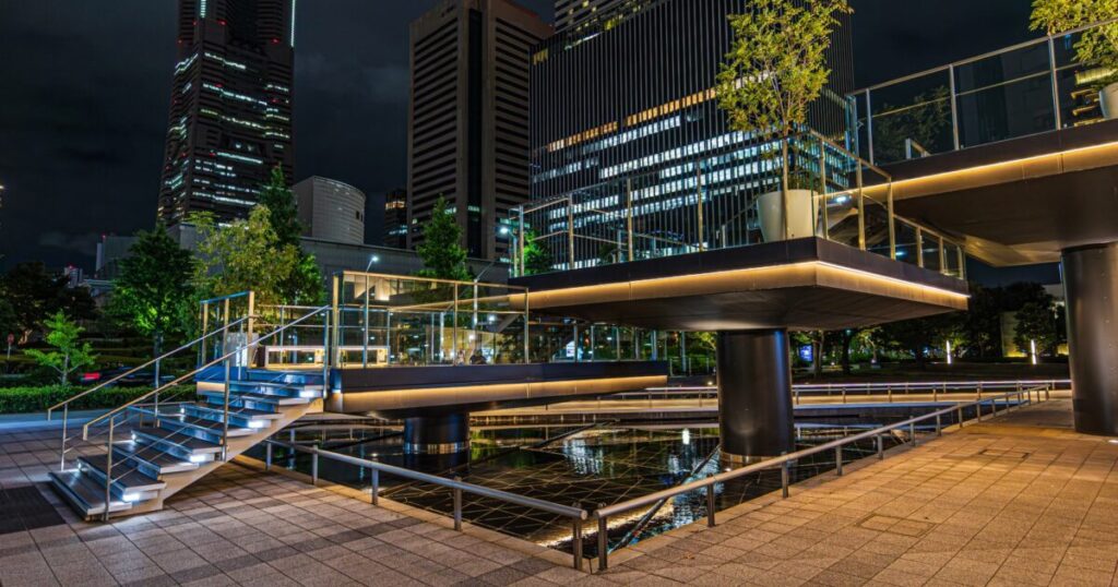 夜のグランモール公園とランドマークタワーのライトアップ