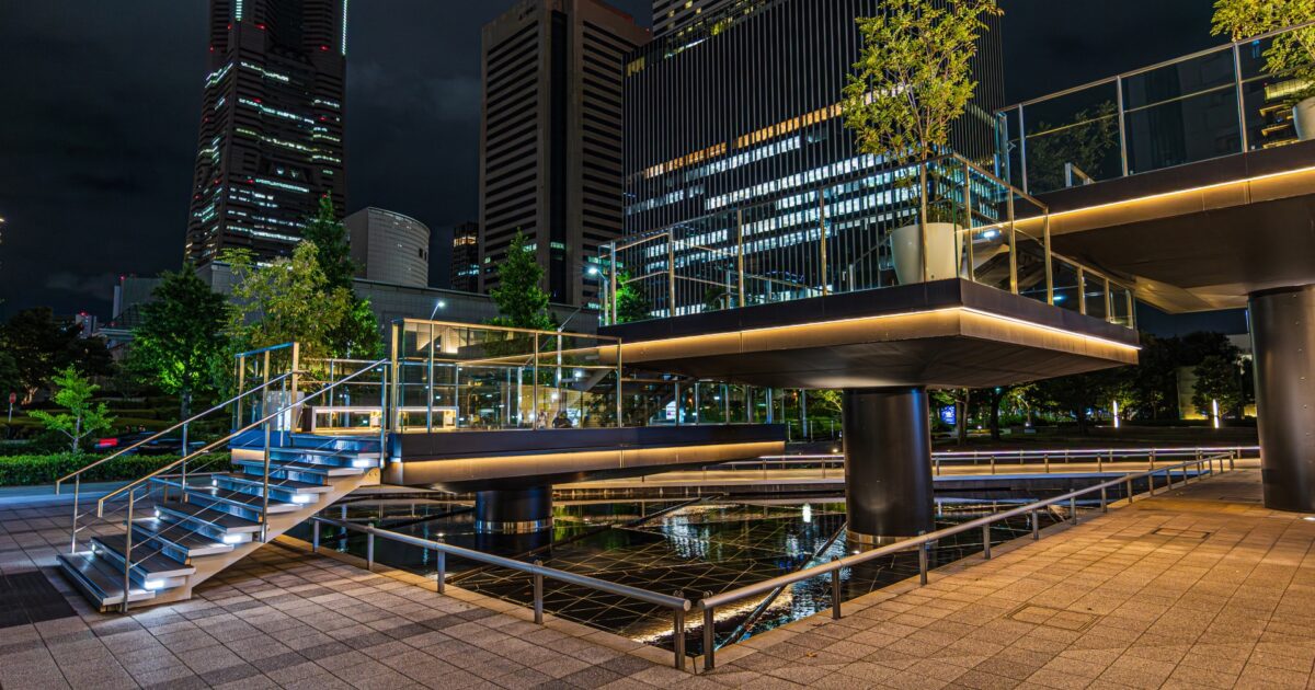 夜のグランモール公園とランドマークタワーのライトアップ