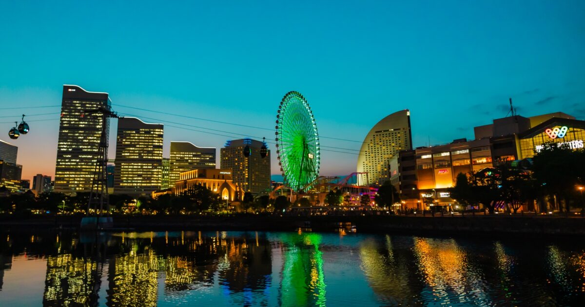 夕暮れの横浜みなとみらいと観覧車のライトアップ