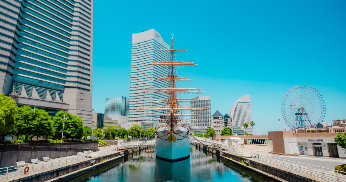 日本丸メモリアルパークと横浜みなとみらいの高層ビル群