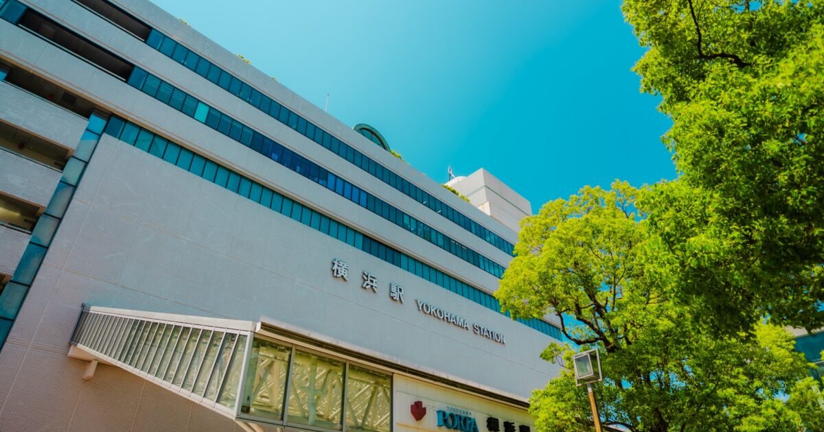 横浜駅東口駅ビルとポルタの入口