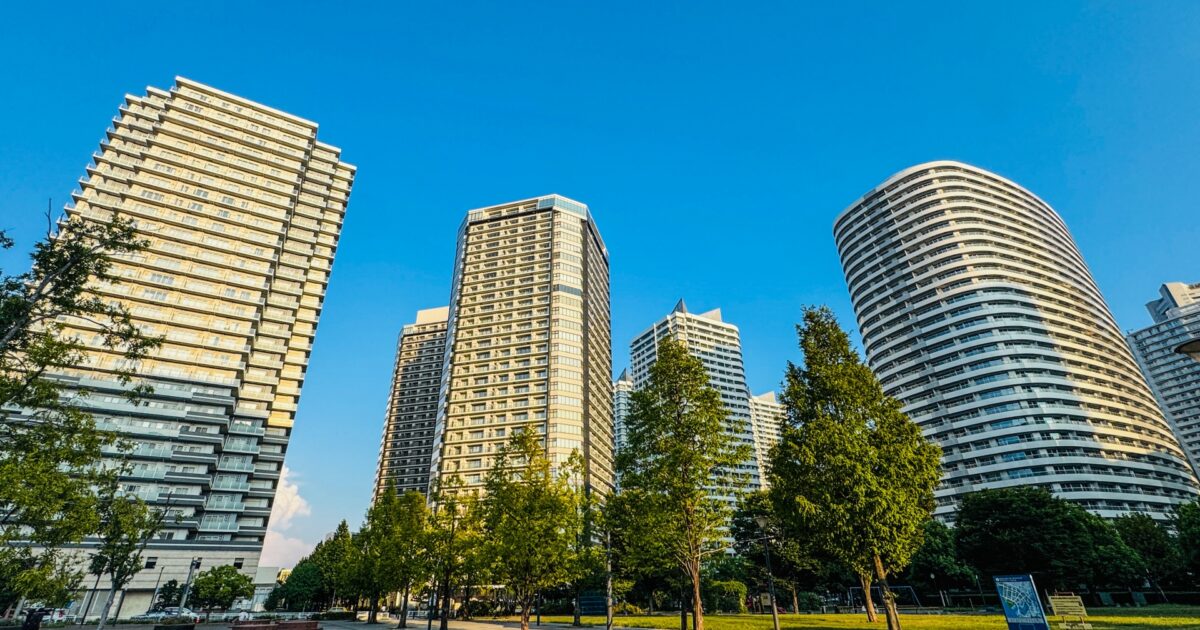 横浜みなとみらいの高層マンションと並木道の風景