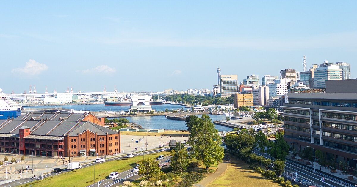 横浜赤レンガ倉庫と山下公園方面の港湾エリア