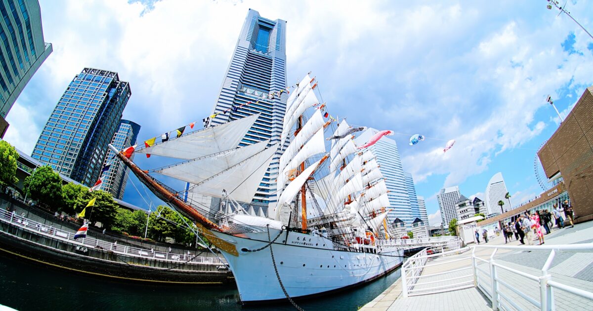 横浜みなとみらいの帆船日本丸と高層ビル
