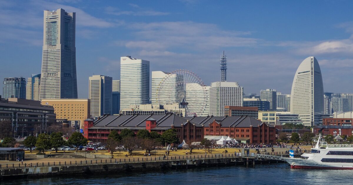 赤レンガ倉庫と観覧車と横浜みなとみらいの都市景観