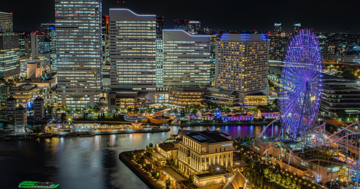 横浜みなとみらいの夜景とライトアップされた観覧車