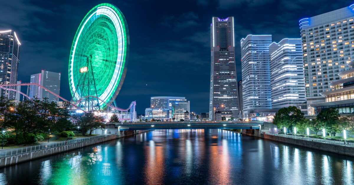 ライトアップされたコスモクロック21と横浜の高層ビル群