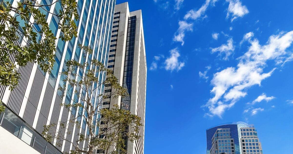 横浜の高層ビルと青空のコントラスト